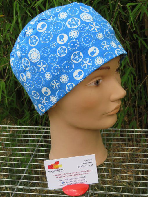 Bonnet chimio basic "bleu imprimé boutons blancs"  fabriqué en Vendée