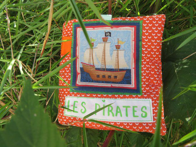 LIVRE D'EVEIL "LES PIRATES"   