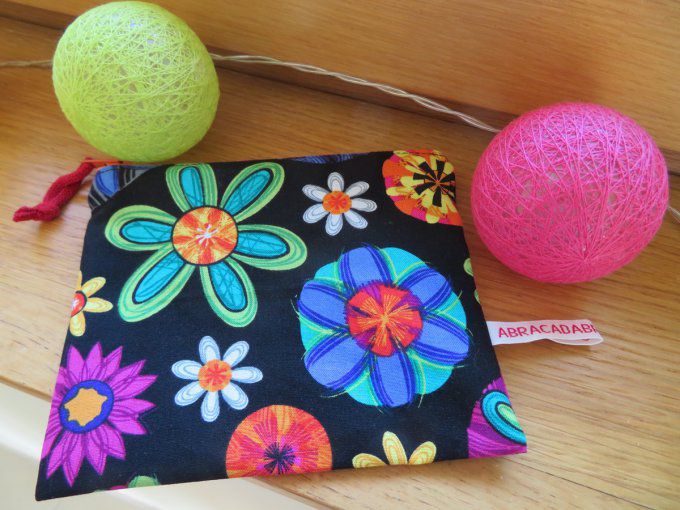 Trousse doublée fleurs multicolores sur fond noir (petit format)