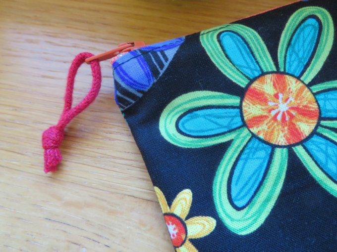Trousse doublée fleurs multicolores sur fond noir (petit format)