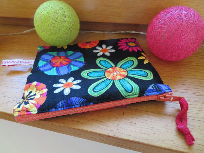 Trousse doublée fleurs multicolores sur fond noir (petit format)