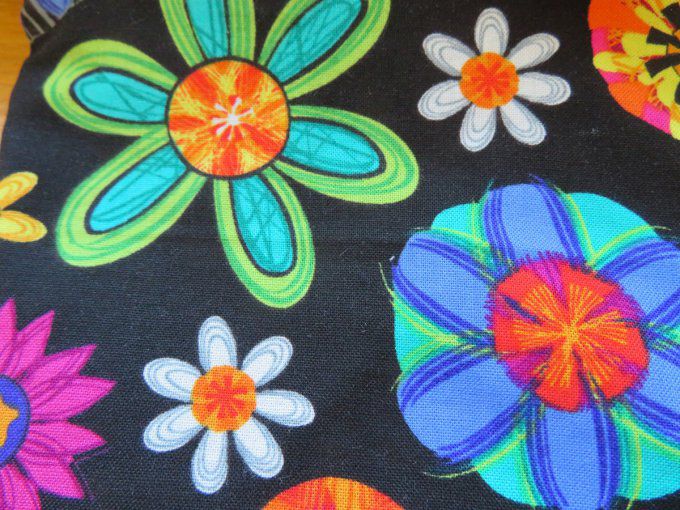 Trousse doublée fleurs multicolores sur fond noir (petit format)