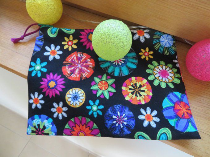 Trousse doublée fleurs multicolores sur fond noir (grand format)