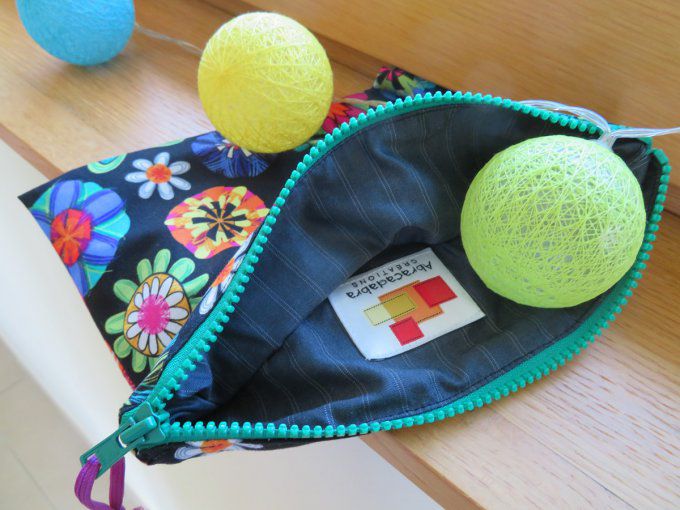Trousse doublée fleurs multicolores sur fond noir (grand format)