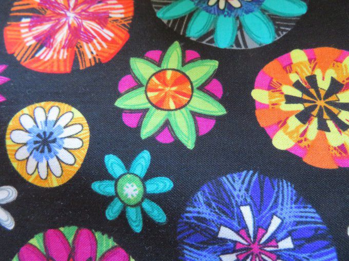 Trousse doublée fleurs multicolores sur fond noir (grand format)