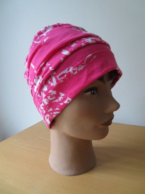 Bonnet chimio basic "rose imprimé boutons blancs"  fabriqué en Vendée  